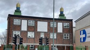 İngiltere’de camiden çıkan bir adamı ateşe veren kişi gözaltına alındı