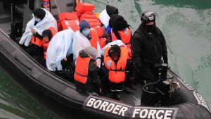 İngiltere’de göçmenler otellerden askeri üslere nakledilecek