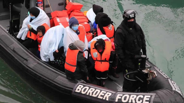 İngiltere’de göçmenler otellerden askeri üslere nakledilecek