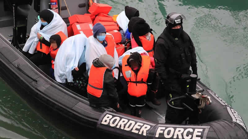 İngiltere’de göçmenler otellerden askeri üslere nakledilecek