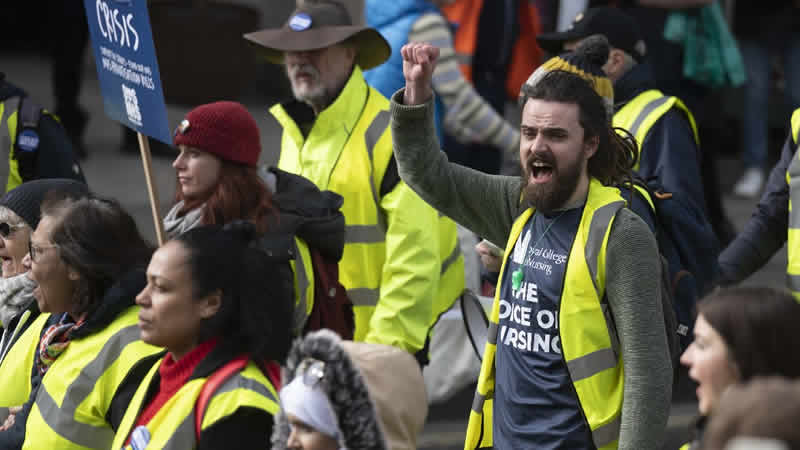 Londra’da greve giden sağlık çalışanlarına destek