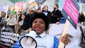 İngiltere’de hükümetle sağlık sendikaları ücret zammında anlaşmaya vardı