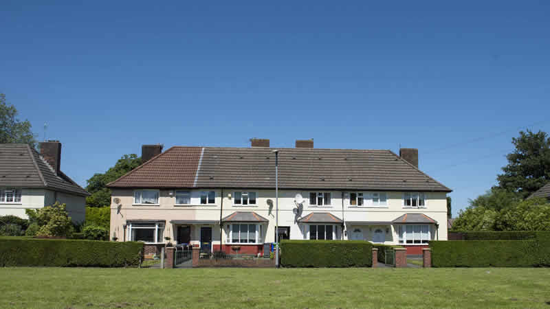 İngiltere’de konut fiyatları, pandemiden bu yana ilk kez düştü