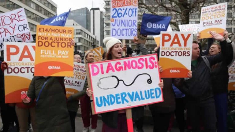 İngiltere’de yarım milyon çalışan grevde