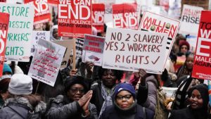 Londra’da binlerce kadın meydana indi