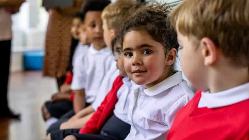 Okullar ve futbol, İngiltere ekonomisinin toparlanmasına yardımcı oluyor