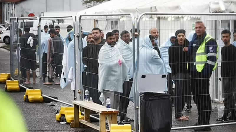 Otellerdeki sığınmacılara “şikayet ederlerse Ruanda’ya gönderilecekleri” söylendi