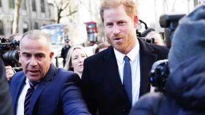 Prens Harry, Londra’da davacı olarak hakim karşısına çıktı