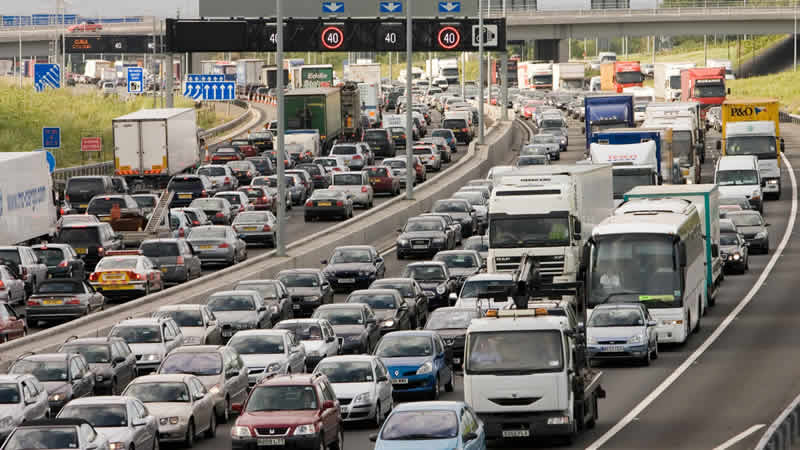 İngiltere’de Resmi Tatil Yoğunluğu: Trafik ve Trenlerde Aksamalar Bekleniyor