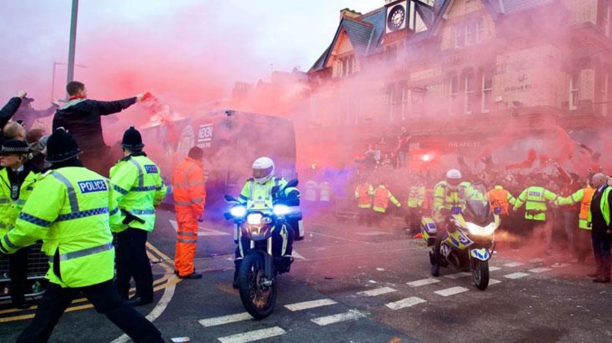 Liverpool takım otobüsüne saldırı İngiltere’yi karıştırdı