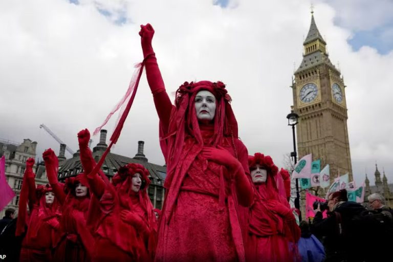 Londra’da çevre aktivistlerinden gösteri