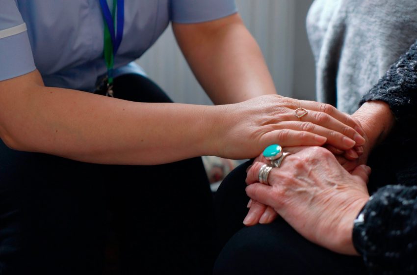  İngiltere için sosyal bakım reformu fonu yarıya indi