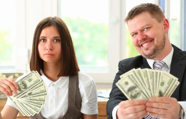 Erkekler hala çoğu işte kadınlardan daha fazla kazanıyor