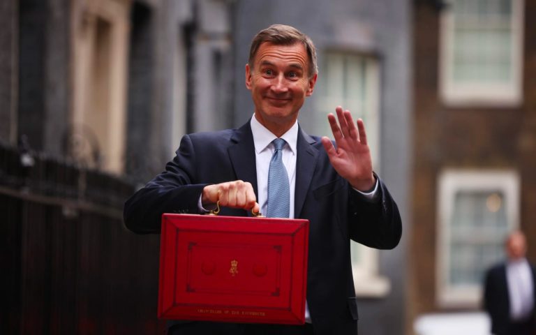 İngiltere’de çalışanlar, 30 yılın en büyük gelir vergisi artışıyla karşı karşıya