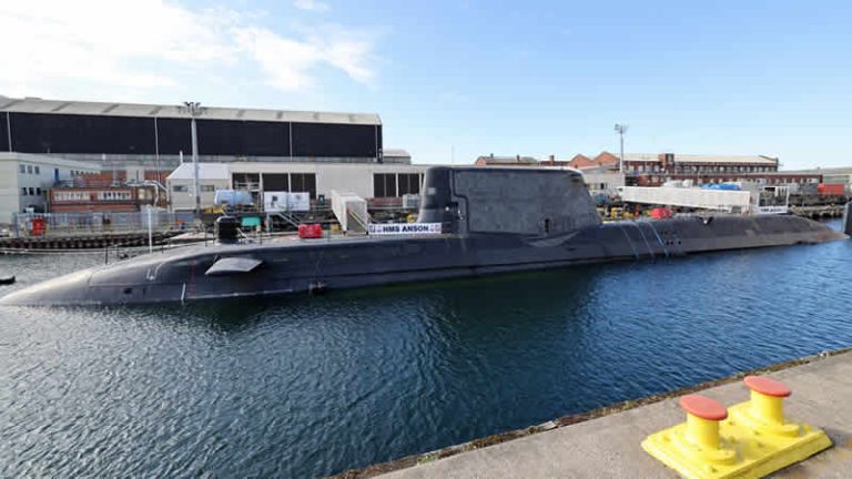 İngiliz nükleer denizaltısıyla ilgili “hassas belgeler bar tuvaletinden çıktı”