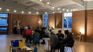 İngiltere’de enerji faturalarını ödeyemeyenler kamusal ‘ısınma alanlarını’ kullanıyor