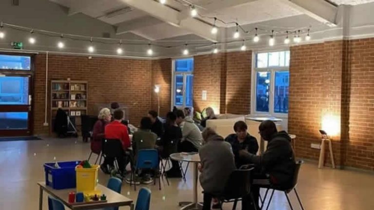 İngiltere’de enerji faturalarını ödeyemeyenler kamusal ‘ısınma alanlarını’ kullanıyor