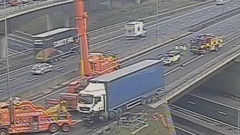 Leicestershire’da bariyere çarpan kamyon köprüde asılı kaldı