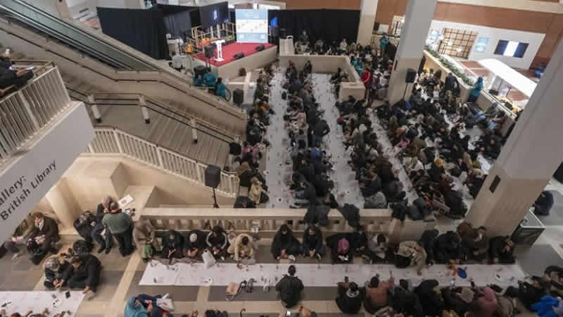 Londra’nın ünlü kütüphanesinde toplu iftar programı