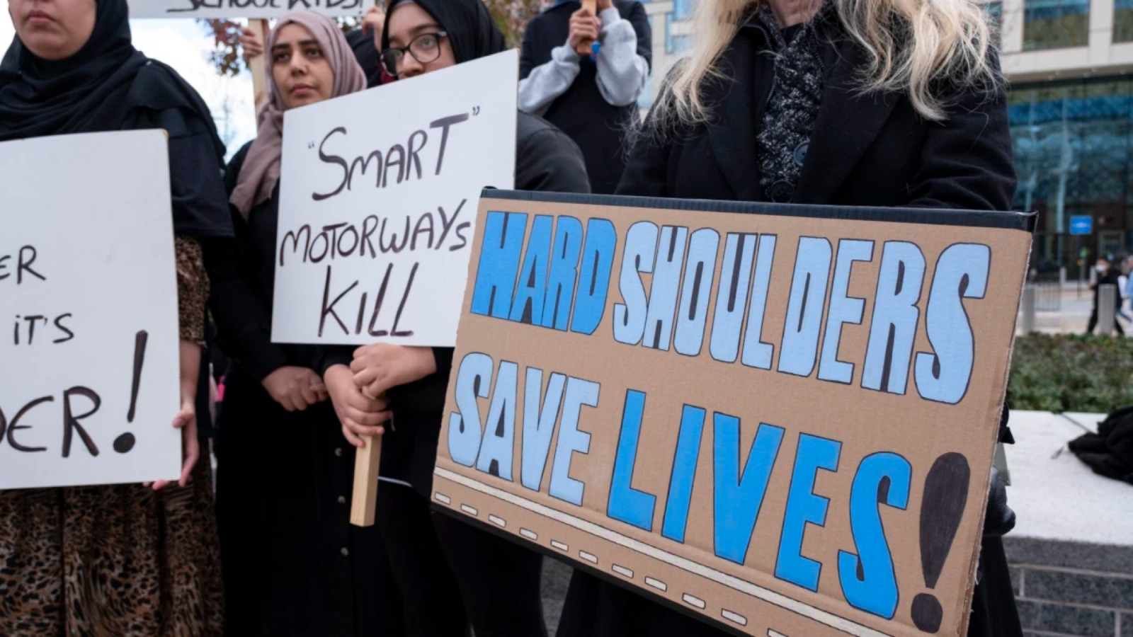 Güvenlik ve maliyet endişeleri nedeniyle şu anda yeni bir akıllı otoyol planlanmıyor