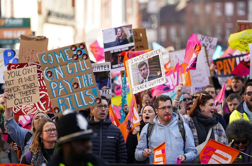  Hükümetin ücret teklifini reddeden öğretmenler greve devam edecekler