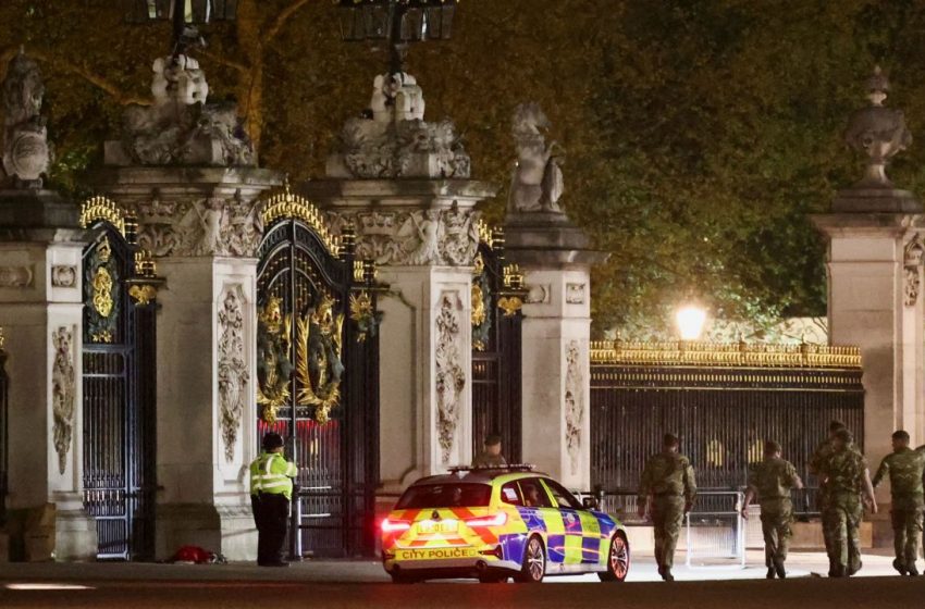 Buckingham Sarayı arazisine “av fişeği” fırlatan kişi tutuklandı