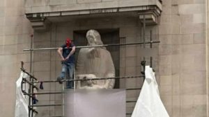 BBC genel merkezinde heykele çekiçli saldırı