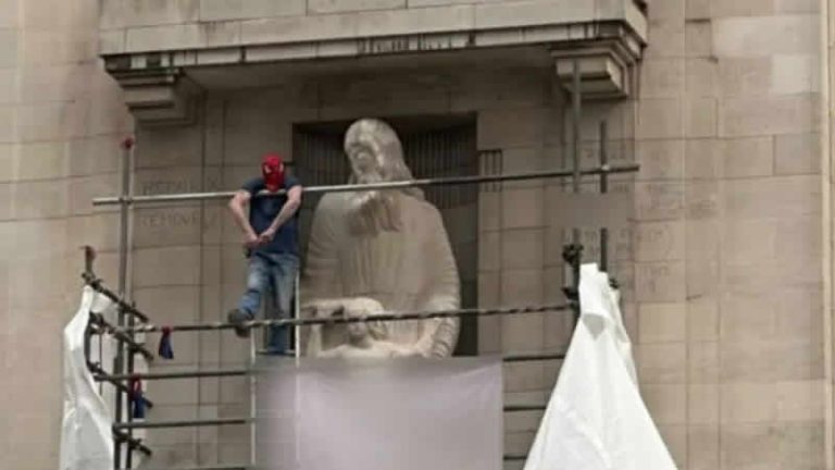 BBC genel merkezinde heykele çekiçli saldırı