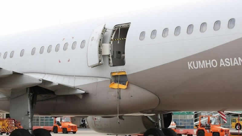 Havadayken uçağın kapısını açan yolcu tutuklandı