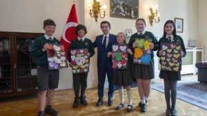 İngiliz öğrencilerden Türkiye’deki depremzedelerle dayanışma ziyareti