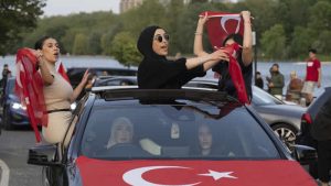 Londra’da Cumhurbaşkanı Erdoğan’ın seçim başarısı kutlandı