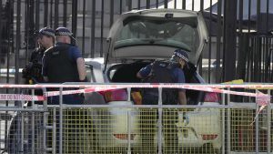 İngiltere’de aracıyla Başbakanlık binasının kapılarına çarpan kişi gözaltında