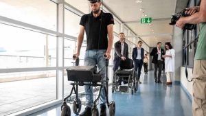 İngiltere’de felçli adam, beyin implantları sayesinde yürümeye başladı