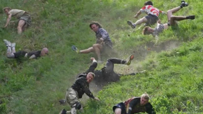 İngiltere’de geleneksel peynir yarışına yüzlerce kişi katıldı