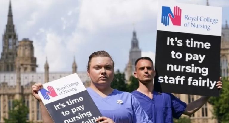 İngiltere’de grevdeki sağlık çalışanları zam teklifini kabul etti