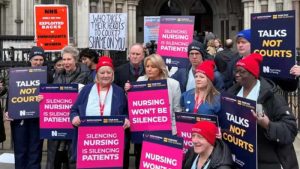 İngiltere’de hemşireler 28 saatliğine greve gitti