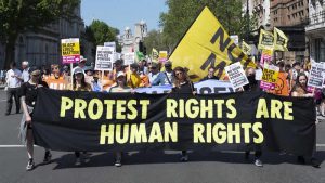 İngiltere’de polisin yetkilerini artıran yasa halkı sokağa döktü