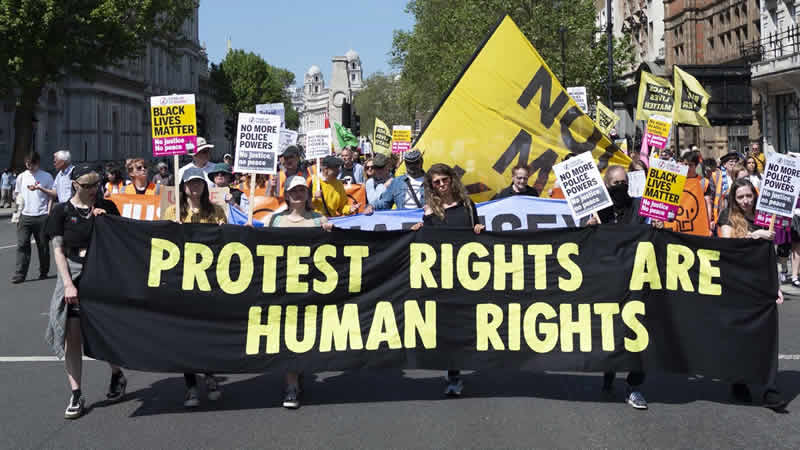 İngiltere’de polisin yetkilerini artıran yasa halkı sokağa döktü