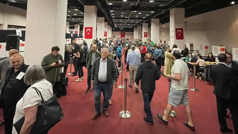 İngiltere’de seçimlerin ikinci turuna büyük ilgi devam ediyor