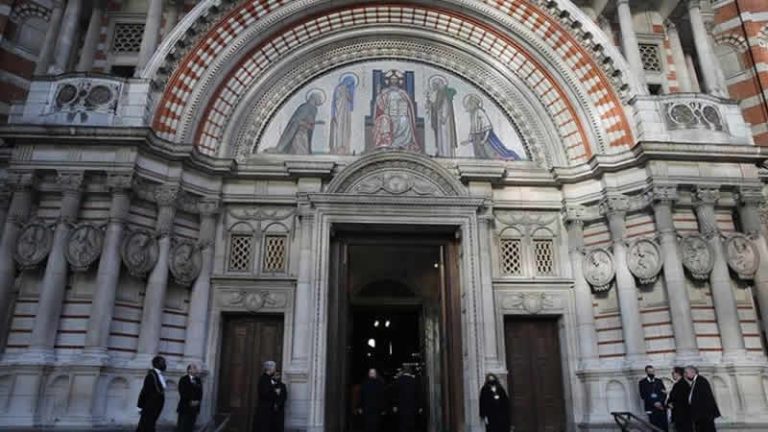 İngiltere’nin monarşi tarihinde ilk kez kadın rahipler taç giyme töreninde yer alacak