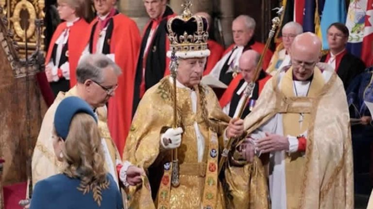 İngiltere Kralı 3. Charles tacını giydi