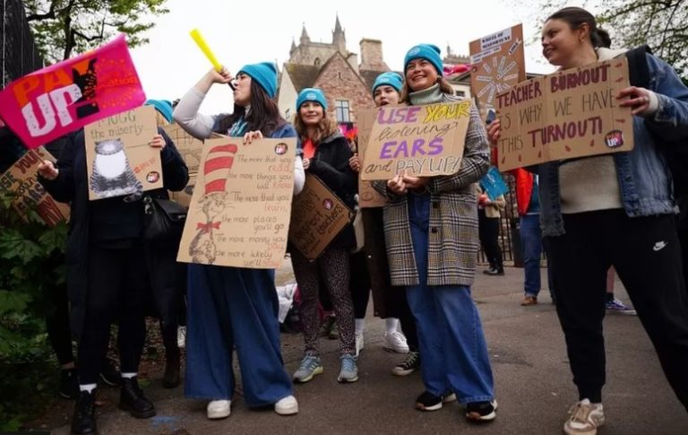 Londra’da binlerce öğretmen zam talebiyle grev yaptı