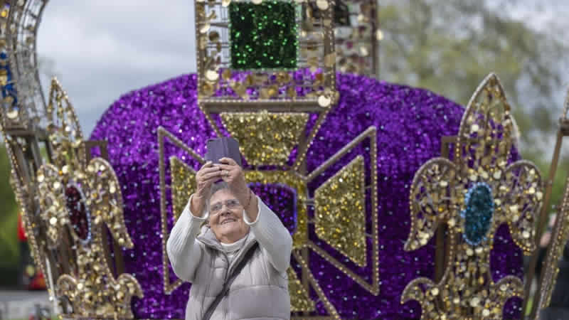 Londra’da dev kraliyet tacı büyük ilgi görüyor