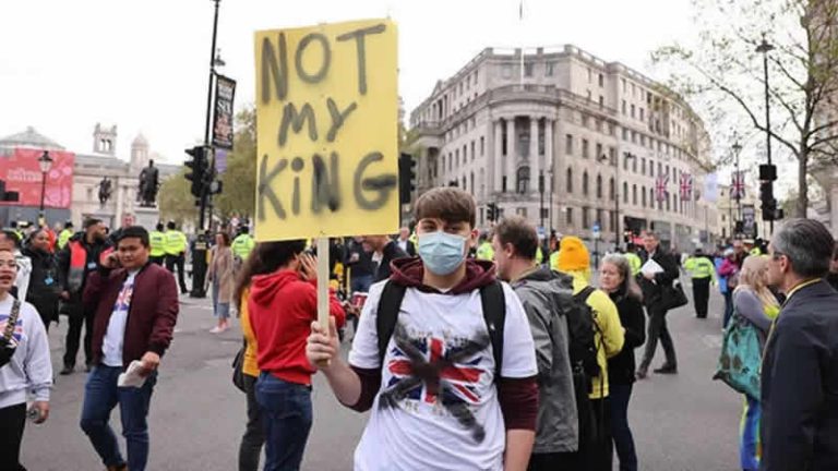Londra’daki monarşi karşıtı eylemde 52 kişi gözaltına alındı