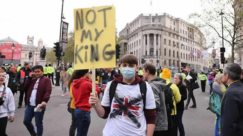 Londra’daki monarşi karşıtı eylemde 52 kişi gözaltına alındı