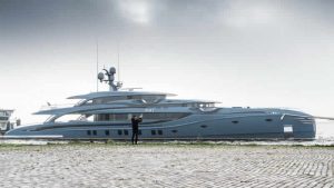 Rus oligark, 38 milyon sterlinlik süperyatına el koyan Birleşik Krallık’a dava açtı