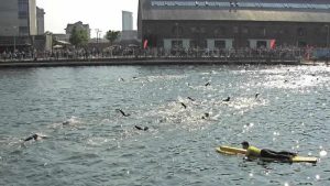Swansea’deki triatlon yarışında bir sporcu hayatını kaybetti