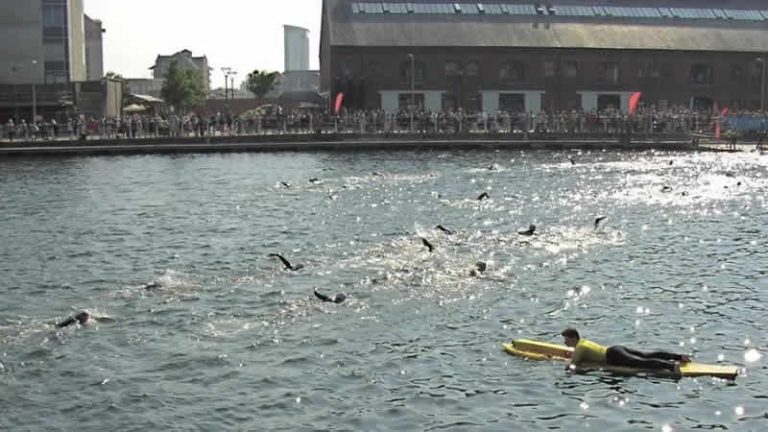 Swansea’deki triatlon yarışında bir sporcu hayatını kaybetti