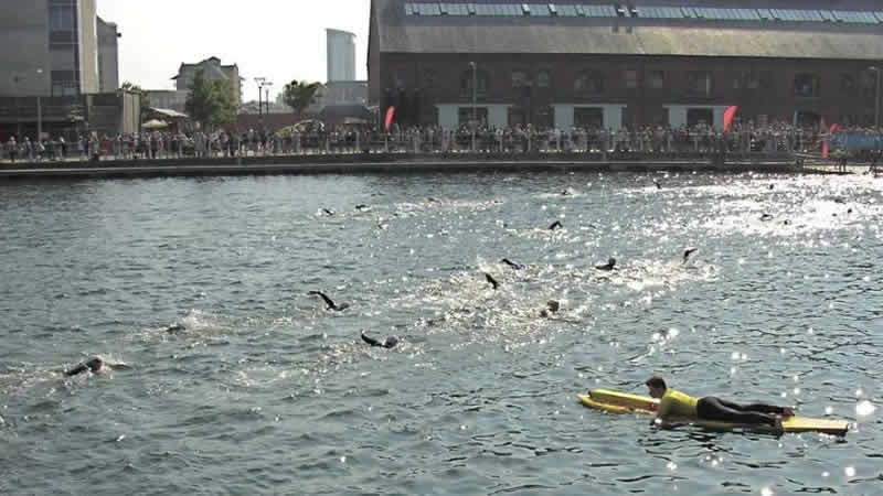 Swansea’deki triatlon yarışında bir sporcu hayatını kaybetti