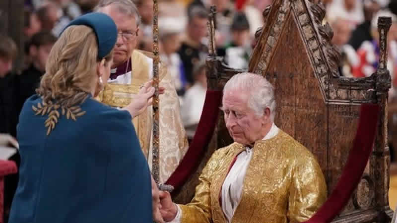 Taç giyme töreninde Kral Charles’a kılıcı veren kişi tarihe geçti